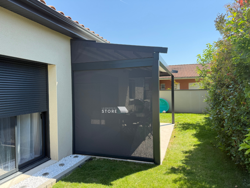 Installation d’une pergola à toile rétractable KE France avec store ZIP motorisé Somfy à Étoile-sur-Rhône proche de Valence 26000