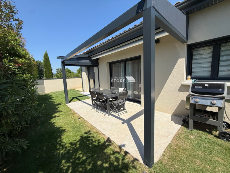 Installation d’une pergola à toile rétractable KE France avec store ZIP motorisé Somfy à Étoile-sur-Rhône proche de Valence 26000