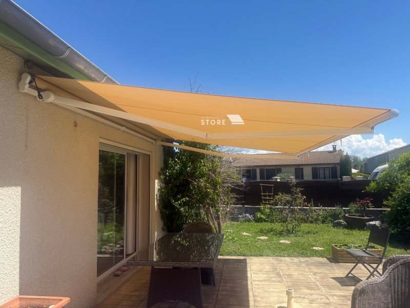 Installation d’un store banne monobloc Generosa KE France avec motorisation radio Somfy et commande de secours à Glun en Ardèche
