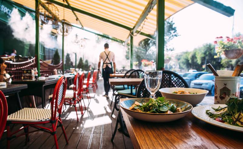 Installation de store extérieur pour restaurants à Valence dans la Drôme