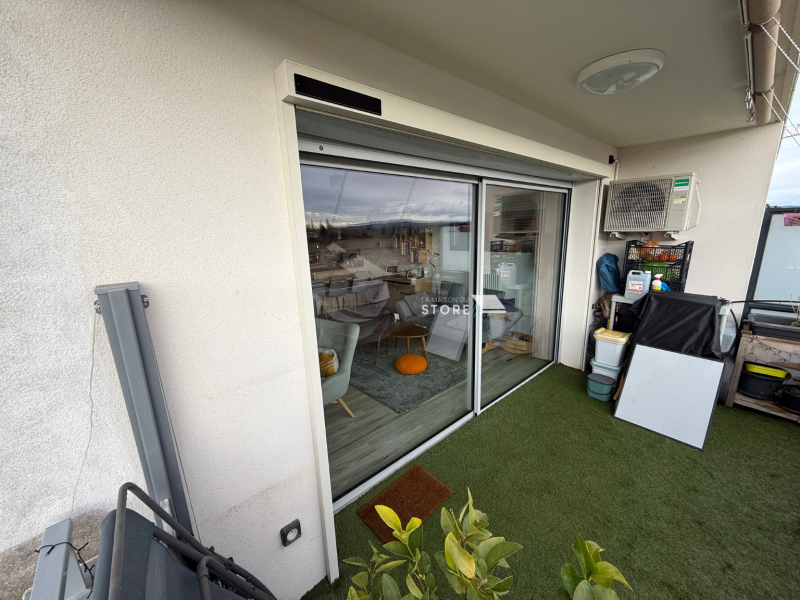 Installation d’un store screen ZIP solaire Somfy RS100 io avec toile Mermet 5500 à Charmes-sur-Rhône 07800, proche de Valence et de Saint-Péray