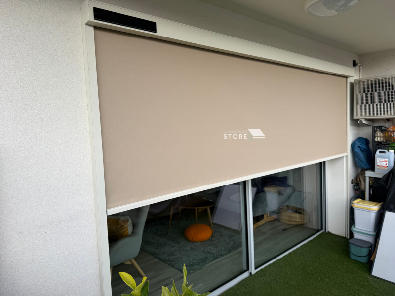 Installation d’un store screen ZIP solaire Somfy RS100 io avec toile Mermet 5500 à Charmes-sur-Rhône 07800, proche de Valence et de Saint-Péray