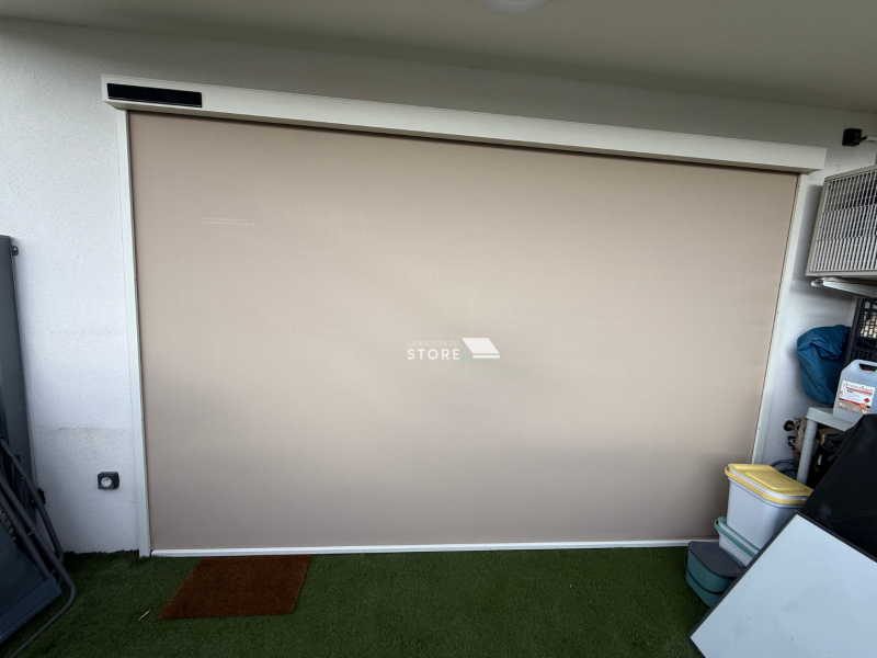 Installation d’un store screen ZIP solaire Somfy RS100 io avec toile Mermet 5500 à Charmes-sur-Rhône 07800, proche de Valence et de Saint-Péray