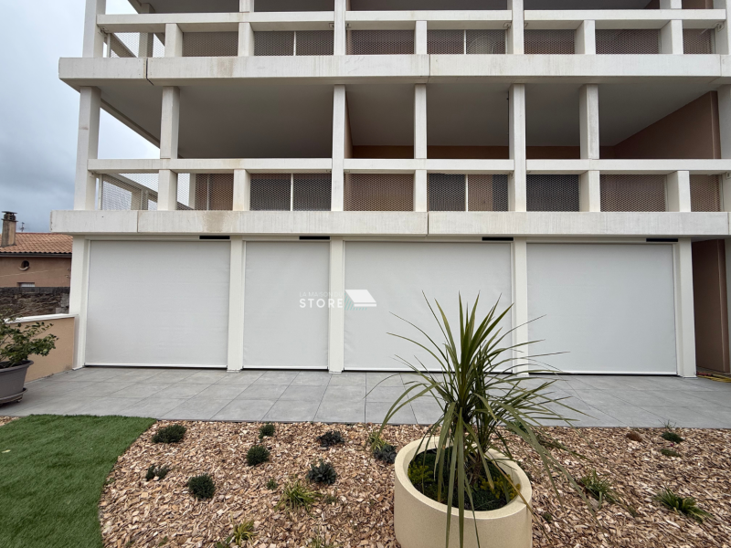 Installation de stores verticaux ZIP solaires autonomes avec guidage par coulisses et toile technique à Valence 26000, proche de Bourg-lès-Valence 26500