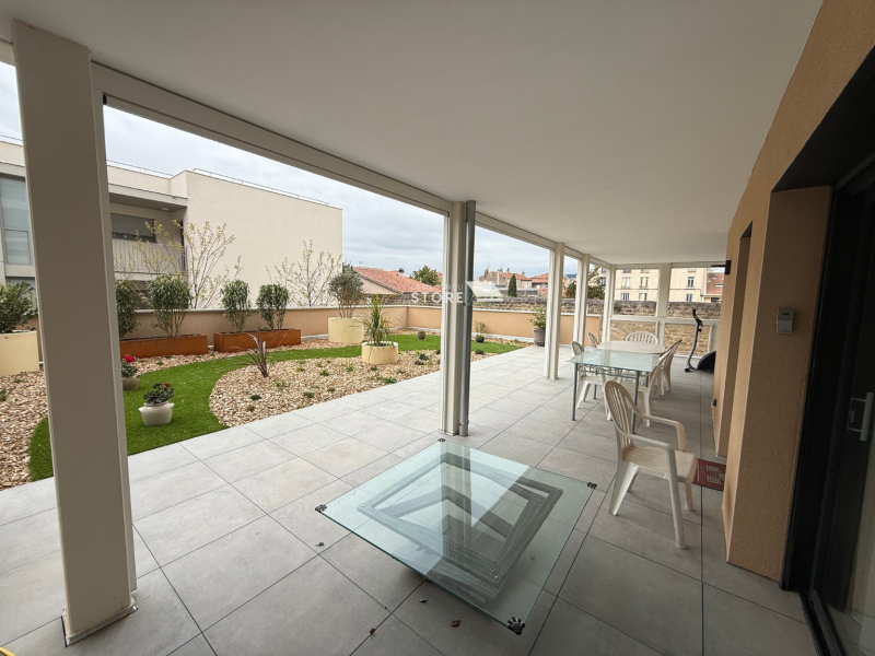 Installation de stores verticaux ZIP solaires autonomes avec guidage par coulisses et toile technique à Valence 26000, proche de Bourg-lès-Valence 26500