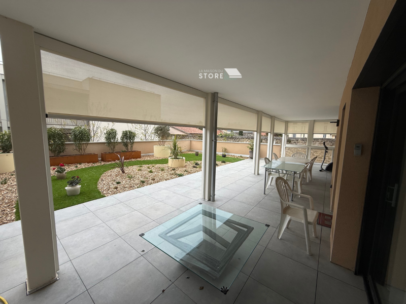 Installation de stores verticaux ZIP solaires autonomes avec guidage par coulisses et toile technique à Valence 26000, proche de Bourg-lès-Valence 26500