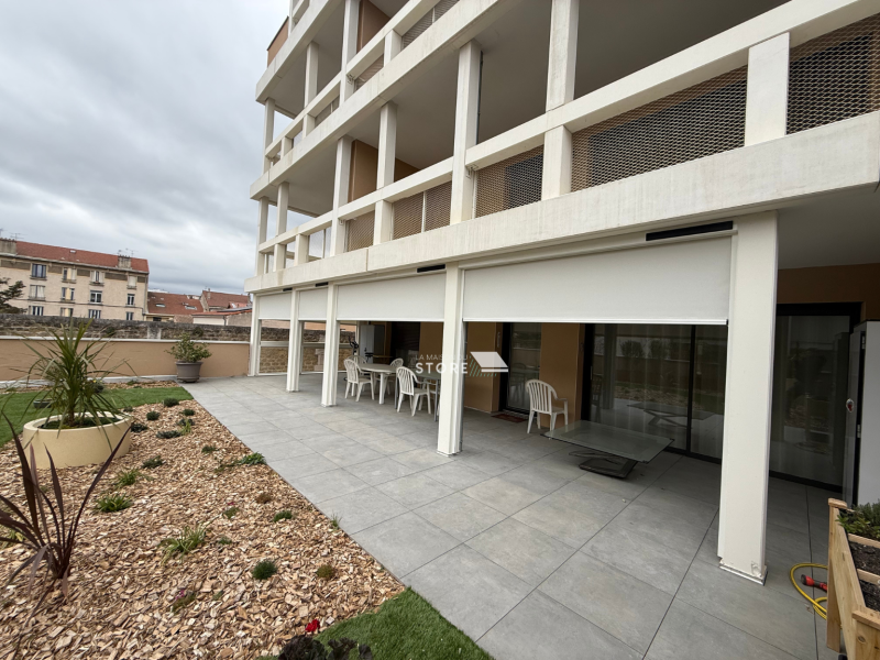 Installation de stores verticaux ZIP solaires autonomes avec guidage par coulisses et toile technique à Valence 26000, proche de Bourg-lès-Valence 26500