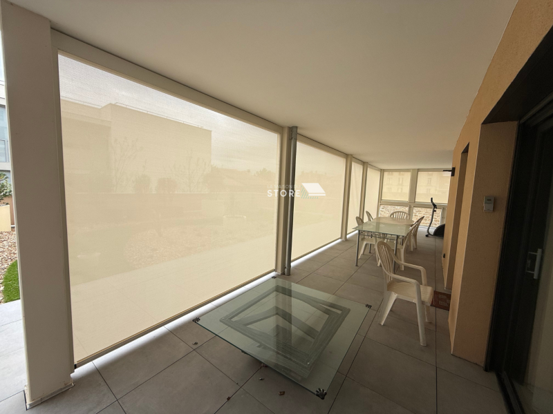 Installation de stores verticaux ZIP solaires autonomes avec guidage par coulisses et toile technique à Valence 26000, proche de Bourg-lès-Valence 26500