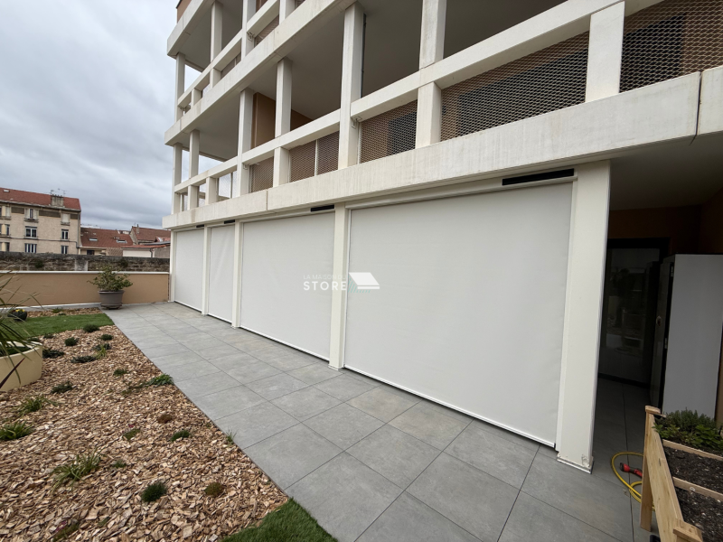 Installation de stores verticaux ZIP solaires autonomes avec guidage par coulisses et toile technique à Valence 26000, proche de Bourg-lès-Valence 26500