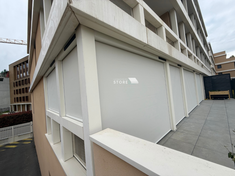 Installation de stores verticaux ZIP solaires autonomes avec guidage par coulisses et toile technique à Valence 26000, proche de Bourg-lès-Valence 26500