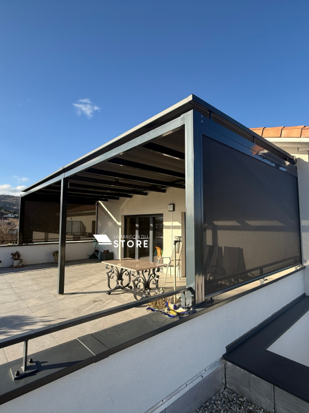Réalisation à Saint-Péray : store ZIP motorisé Somfy et stores de toiture pour véranda