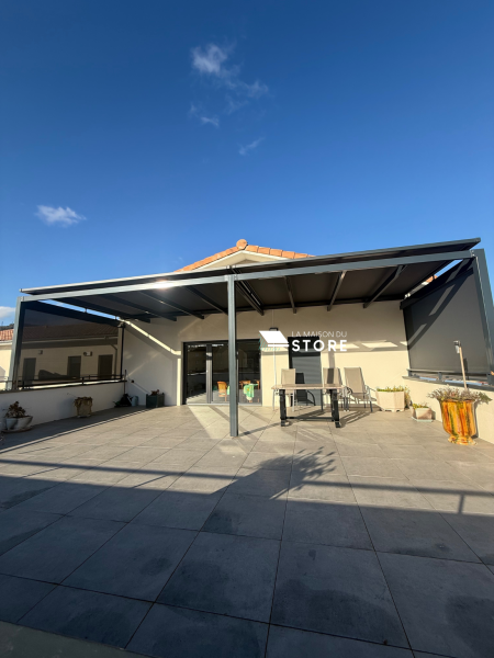 Installation de stores de toiture véranda et d’un store screen ZIP motorisé Somfy en aluminium extrudé avec toile technique à Saint-Péray (07130) proche de Valence