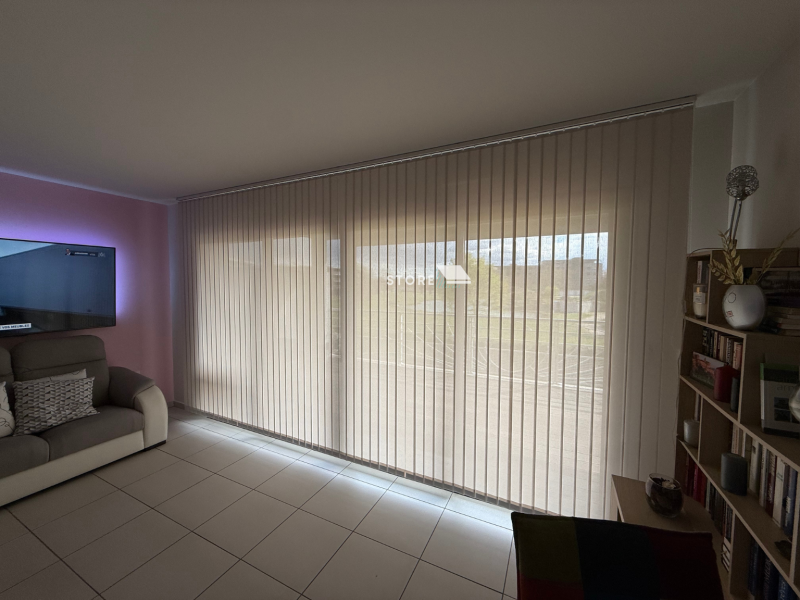 Pose d’un store californien Bandalux à bandes verticales 89 mm avec toile technique PVC à Guilherand-Granges 07500, proche de Valence 26000