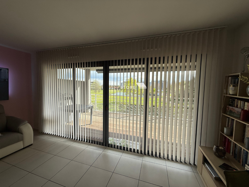 Pose d’un store californien Bandalux à bandes verticales 89 mm avec toile technique PVC à Guilherand-Granges 07500, proche de Valence 26000