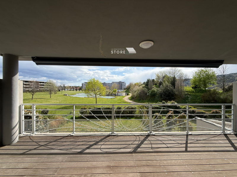 Installation d’un store banne coffre intégral COMPACTO motorisé Somfy io à Guilherand-Granges 07500, proche de Valence 26000