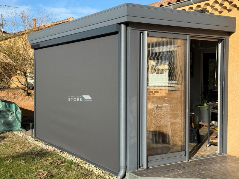 Installation de stores verticaux screen ZIP à moteur solaire autonome avec barre de charge invisibleà La Roche-de-Glun (26600) proche de Valence (26000)
