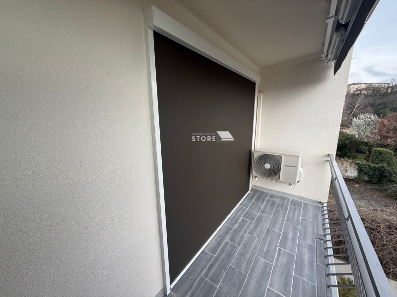 Installation d’un store screen ZIP solaire sur mesure avec guidage par coulisses à Valence 26000, proche de Bourg-lès-Valence et Guilherand-Granges