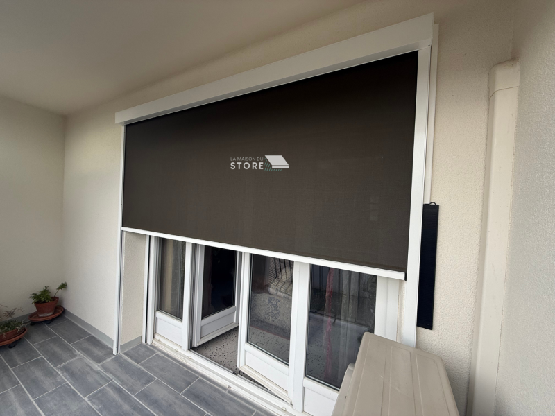 Installation d’un store screen ZIP solaire sur mesure avec guidage par coulisses à Valence 26000, proche de Bourg-lès-Valence et Guilherand-Granges