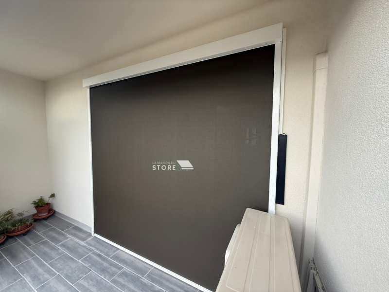 Installation d’un store screen ZIP solaire sur mesure avec guidage par coulisses à Valence 26000, proche de Bourg-lès-Valence et Guilherand-Granges