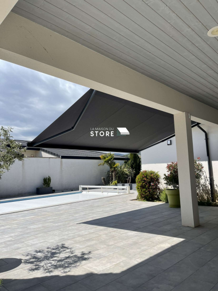 Pose d'un store banne coffre à Charmes Sur Rhône 07800