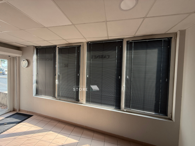 Stores vénitiens aluminium 50 mm sur mesure à Valence – Finition professionnelle et confort visuel optimal