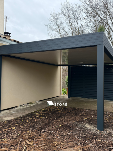 Installation d’un carport aluminium avec toiture blanche et gouttière intégrée à Montvendre (26120)
