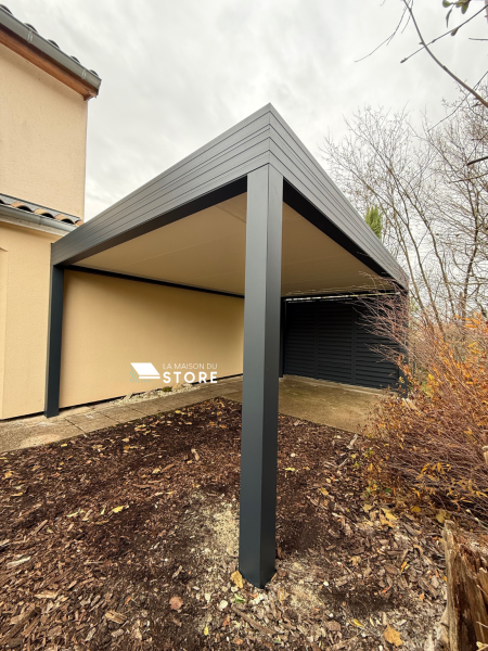 Installation d’un carport autoportant 4 poteaux avec évacuation des eaux pluviales intégrée et claustra aluminium à Montvendre (26120) proche de Valence