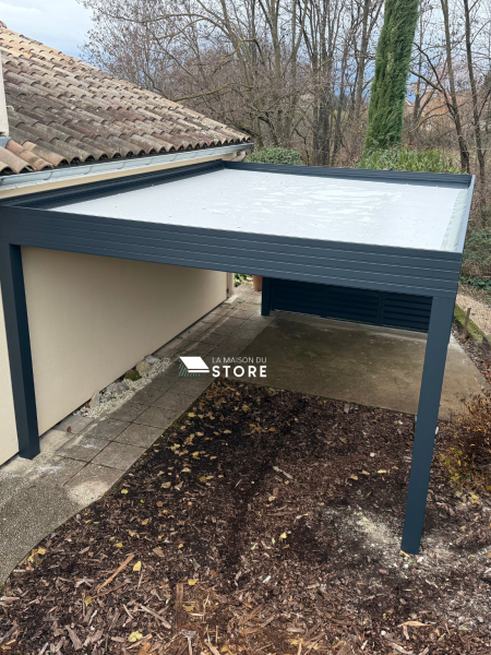 Réalisation d’un carport autoportant en aluminium RAL 7016 à Montvendre (Drôme)