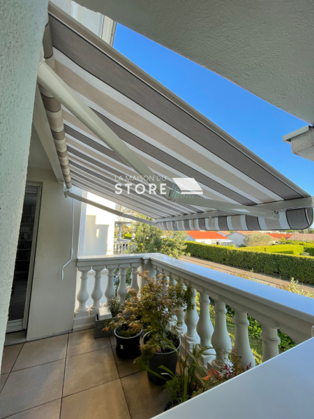 Pose d'un store banne à bras à sangles haute résistance à Guilherand Granges 07500 proche de Valence 26000