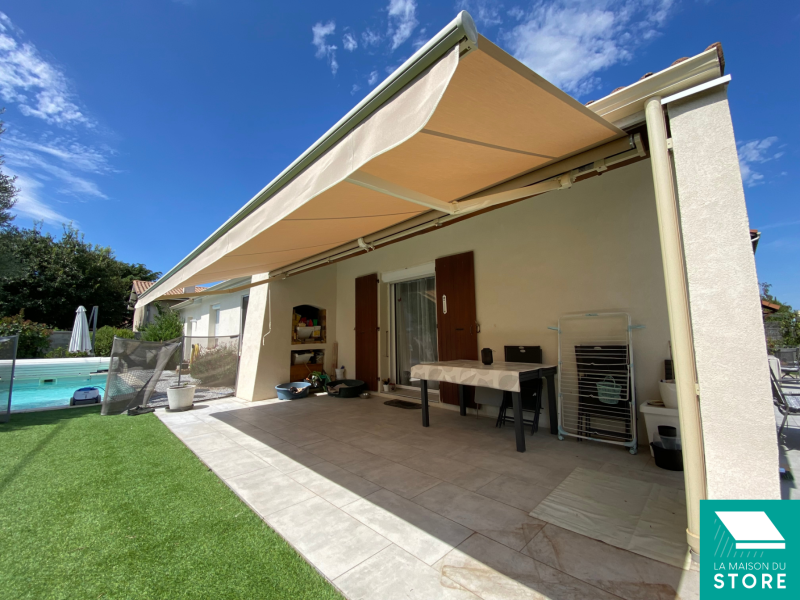 Installation d'un store banne traditionnel sur mesure à Bourg-Lès-Valence 26500 dans la Drôme