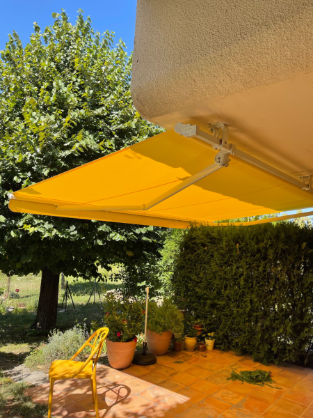 Installation d'un store banne traditionnel motorisé sur la commune de La Roche de Glun 26600 proche de Valence