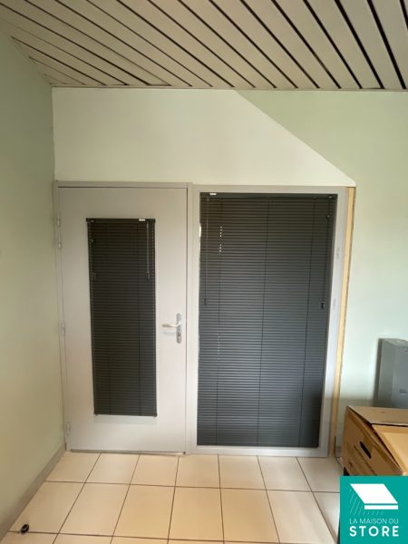 Pose de stores intérieurs vénitiens sur la commune de Privas 07000 proche de Valence 26000