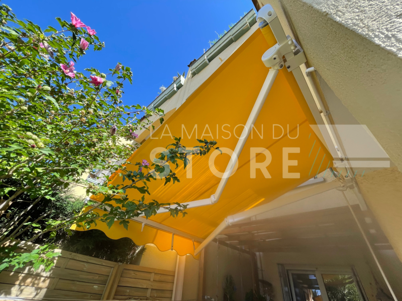 Installation de store banne traditionnel à bras croisés à Guilherand-Granges 07500 proche de Valence