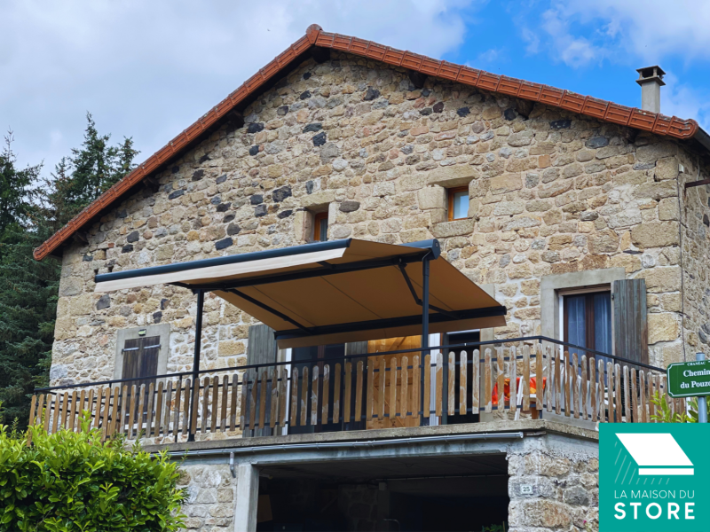 Installation d'un store double pente à Chanéac 07310 proche de Valence 26000