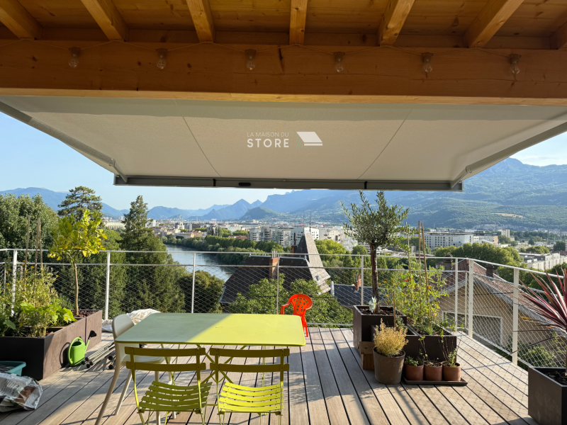 Installation d’un store banne coffre QUBICA LIGHT et bannette verticale avec toile Soltis 92 – Protection solaire design à Saint-Martin-le-Vinoux (38950)