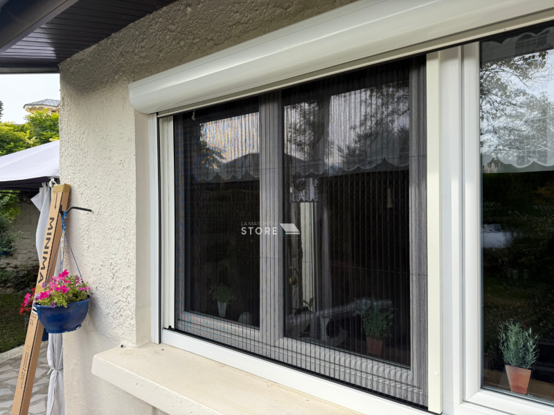 Pose de moustiquaires sur-mesure en aluminium extrudé (enroulables & plissées latérales) à Montvendre (26120) proche de Valence 26000