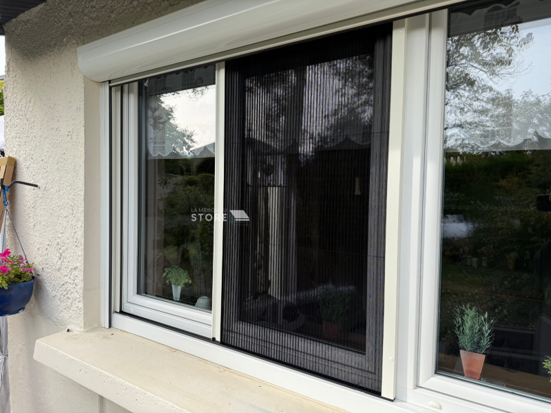 Pose de moustiquaires sur-mesure en aluminium extrudé (enroulables & plissées latérales) à Montvendre (26120) proche de Valence 26000