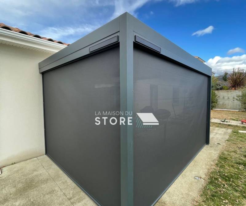 Vue de l'extérieur avec les stores ZIP baissés