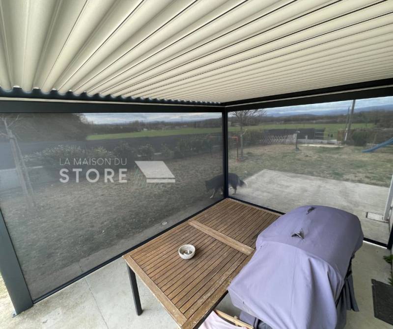 Vue de l'intérieur avec les stores ZIP baissés