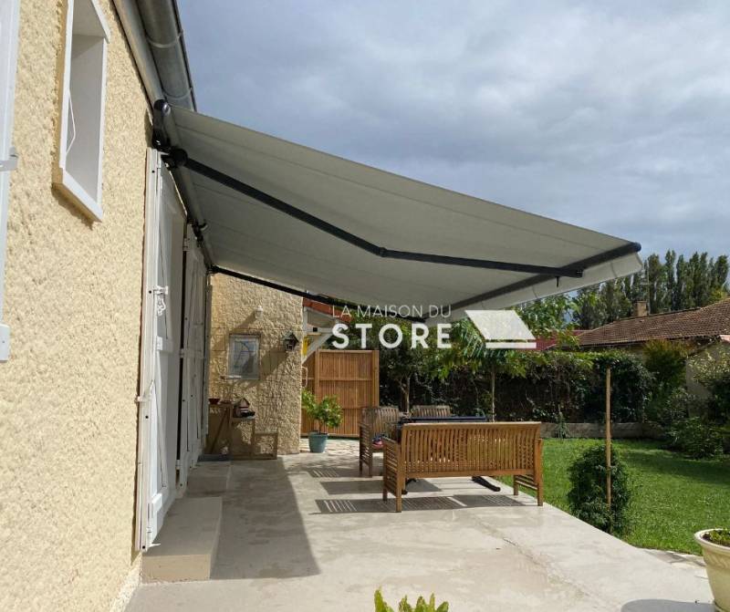Pose d'un store banne sur mesure proche de Valence 26000