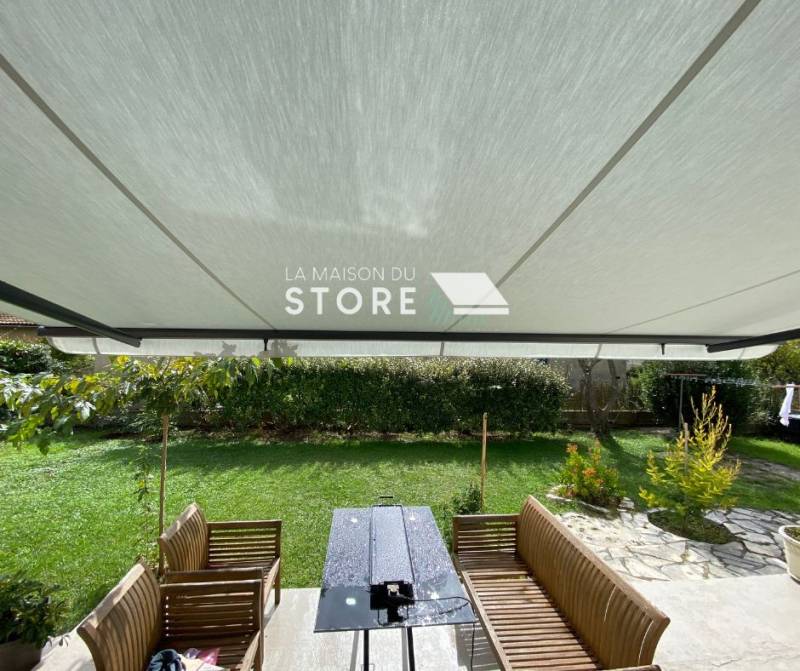 Installation d'un store banne sur mesure proche de Valence 26000