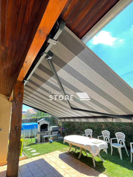 store banne traditionnel sur mesure à Bourg Les Valence