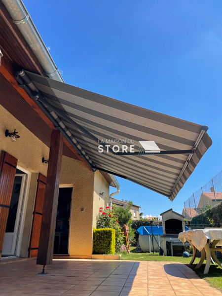 Installation d'un store banne traditionnel sur mesure à Bourg Les Valence 26500 proche de Valence 26000