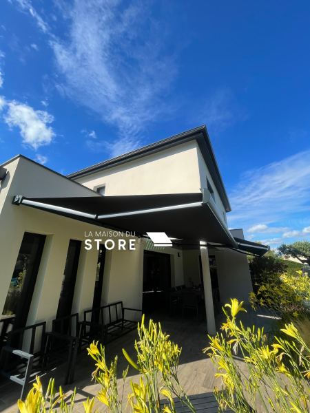 Vente et pose d'un store banne à Saint Georges Les bains 07800 proche de Valence 26000