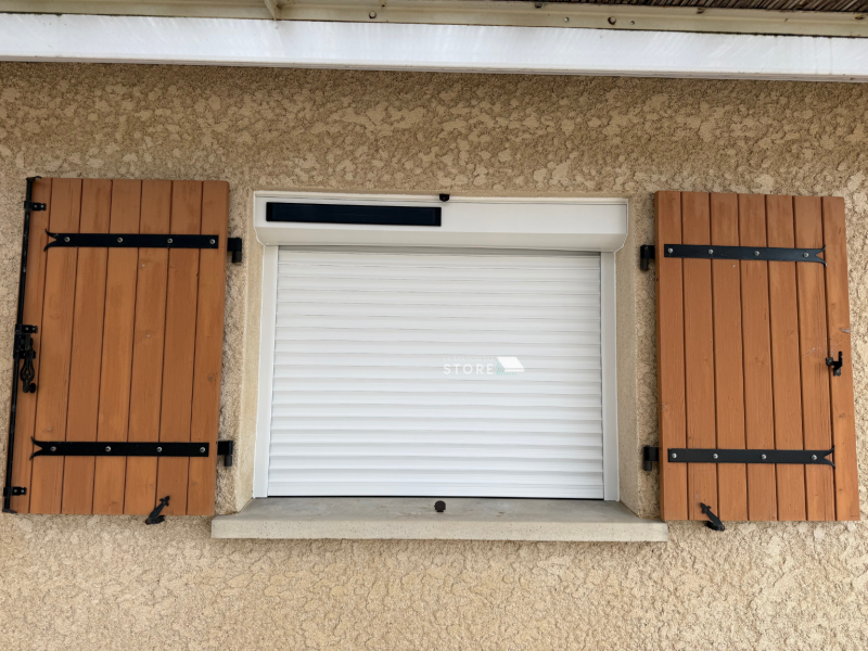 Pose de volets roulants aluminium motorisés solaires à Vernoux-en-Vivarais près de Valence