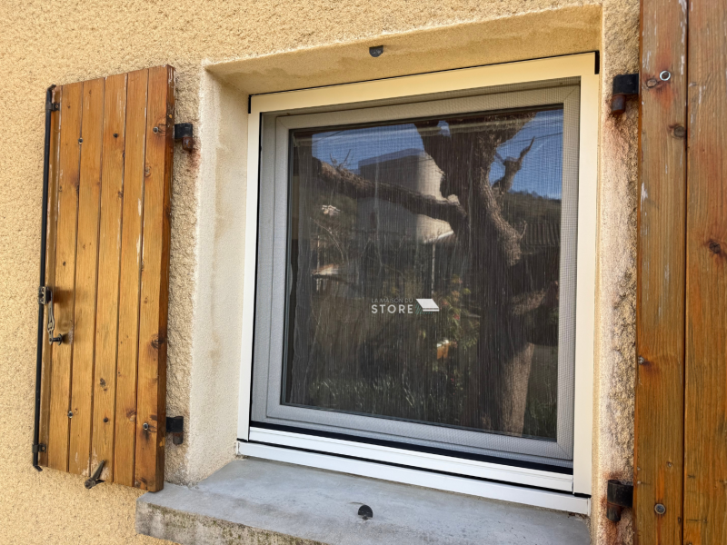 Installation de moustiquaires latérales aluminium BetterVue près de Tournon-sur-Rhône