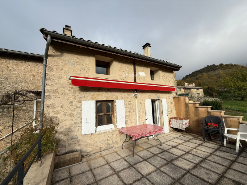 Installation d’un store banne GENEROSA coloris RAL 1013 Perle à Châteaudouble, Valence (Drôme).