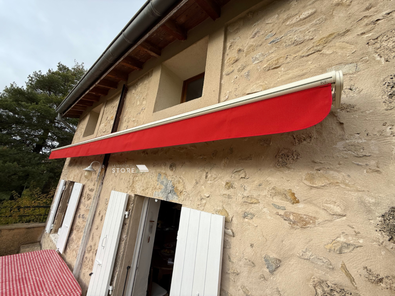 Installation d’un store banne monobloc GENEROSA avec supports Gold à Châteaudouble, Valence (Drôme).