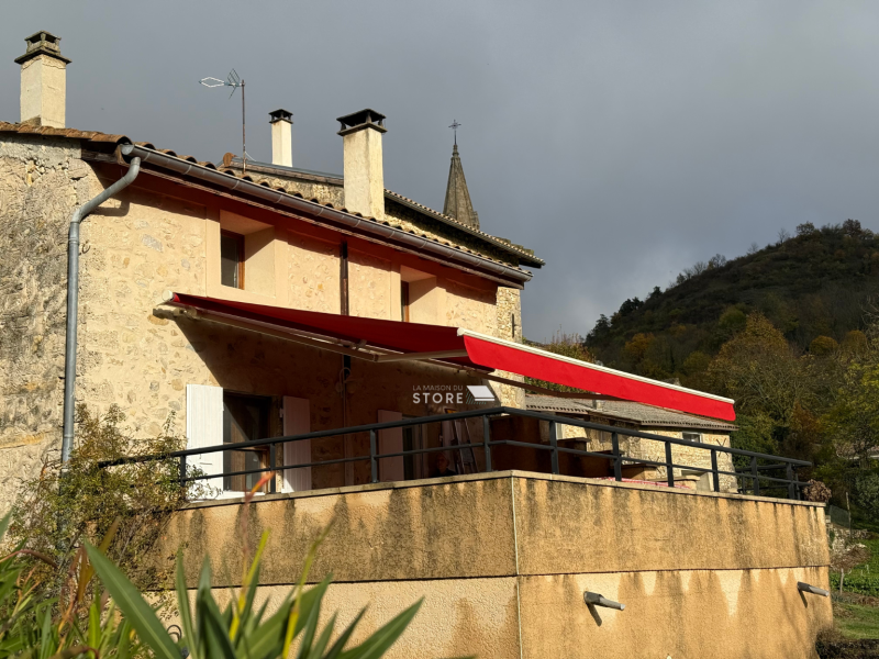 Installation d’un store banne GENEROSA avec évacuation d’eau intégrée de la barre de charge à Châteaudouble, Valence (Drôme).