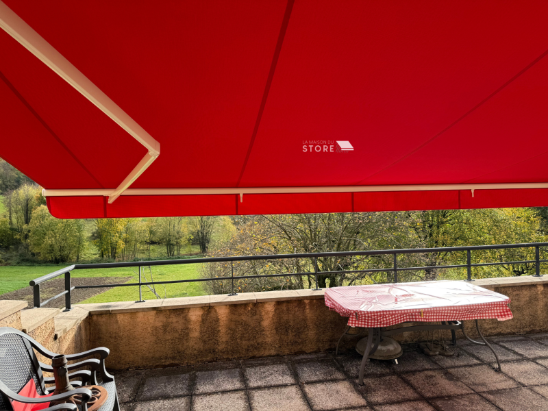 Installation d’un store banne GENEROSA avec capteur vent Eolis 3D à Châteaudouble, Valence (Drôme).